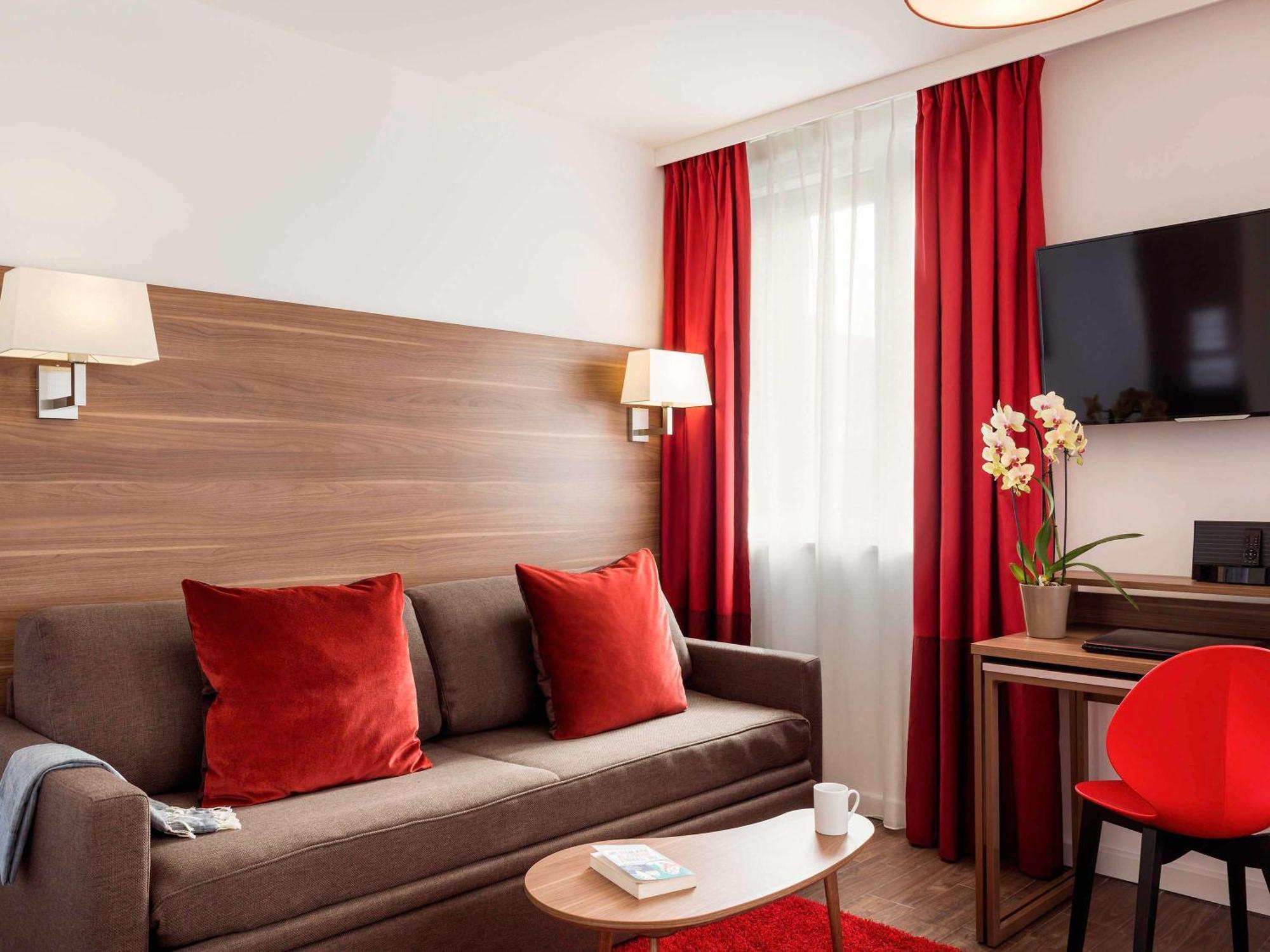 Aparthotel Adagio La Defense Курбевуа Экстерьер фото